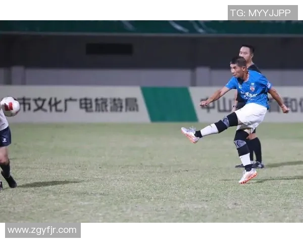 足球巨星亲临赛场为儿子加油助威展现父子情深的动人瞬间