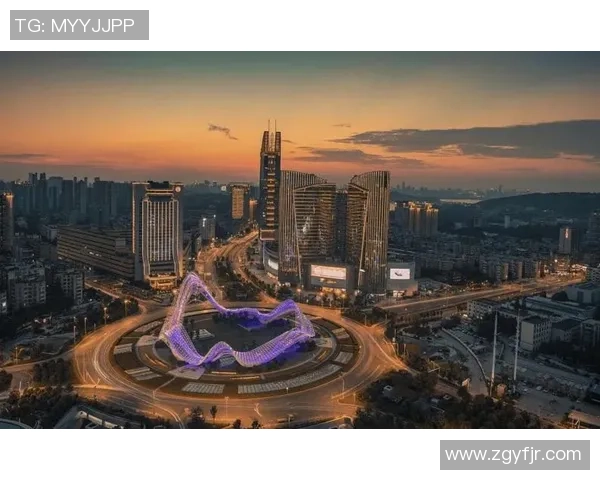 足球明星光临武汉光谷引发热潮球迷欢聚一堂共庆盛事